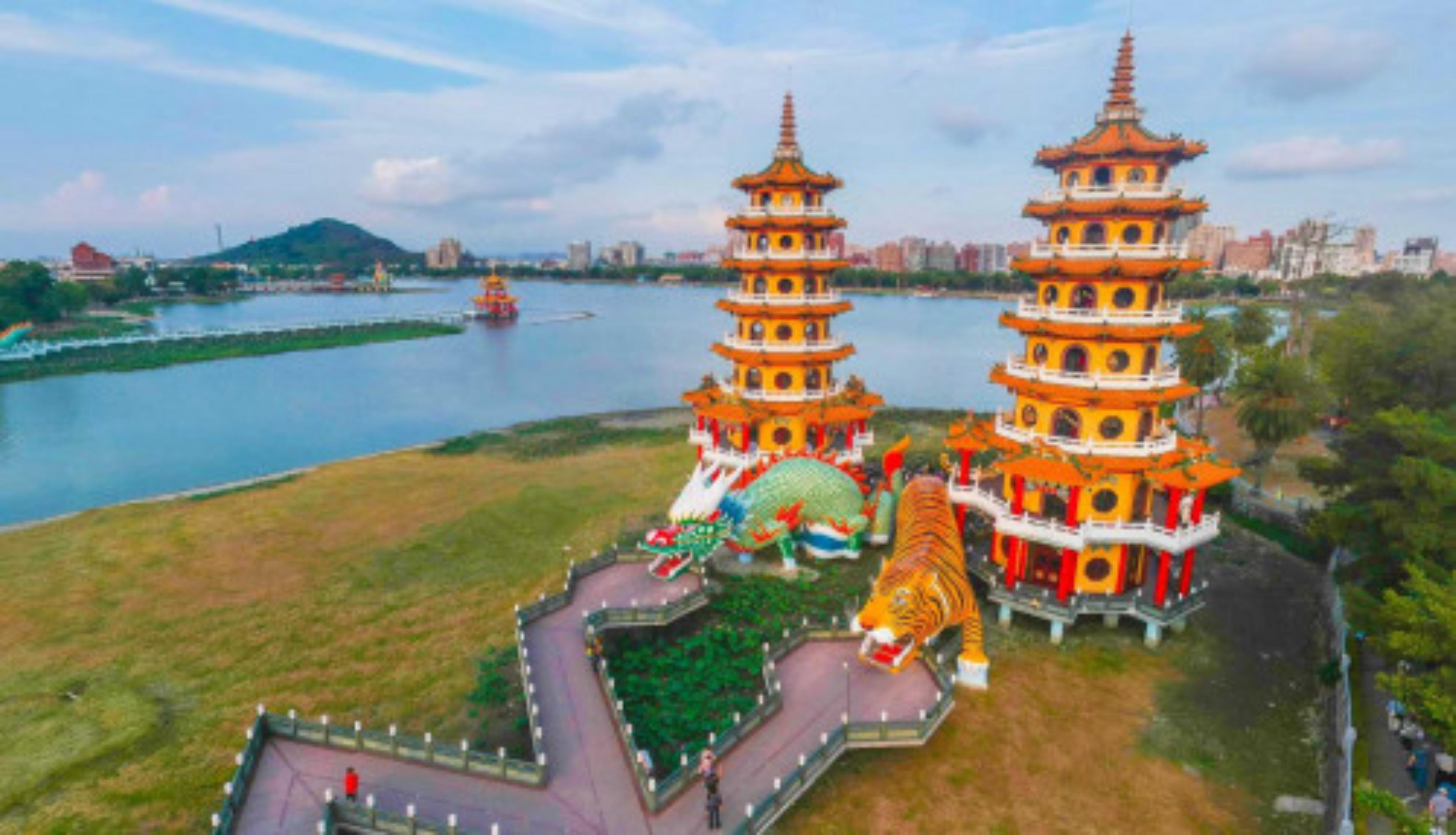 Dragon and Tiger Pagodas virtual tour preview